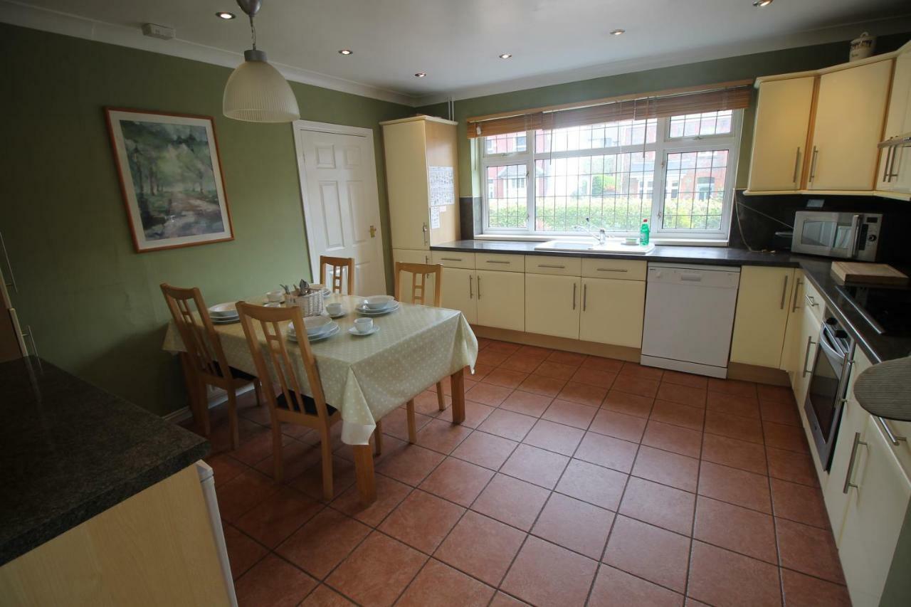 Large 4 Bedroom Family Home 2 Mins From Junction 32 Cardiff Exterior photo